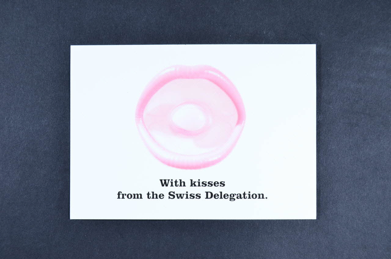 Office Fédéral De La Santé Publique, Campagne Love carte postale "With kisses from the Swiss Delegation" (Avec des baisers de la délégation Suisse) Lorraine, France 2006 2008.60.3 Photo Mucem