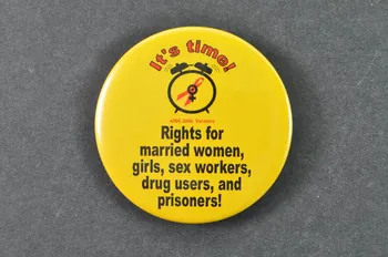 Tampep badge "Rights for married women, girls, sex workers, drug users and prisoners" (Des droits pour les femmes mariées, les filles, les travailleuses du sexe, les usagers de drogues et les prisonniers !) International 2006 2008.64.5 Photo Mucem