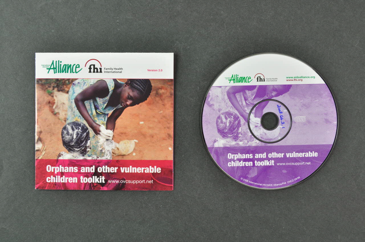 International Hiv/Aids Alliance, Family Health CD (compact disque) "Orphans and other vulnerable children toolkit" (Boite à outils sur les orphelins et les autres enfants vulnérables) Royaume Uni 2006 2008.66.2.1-2 Photo Mucem