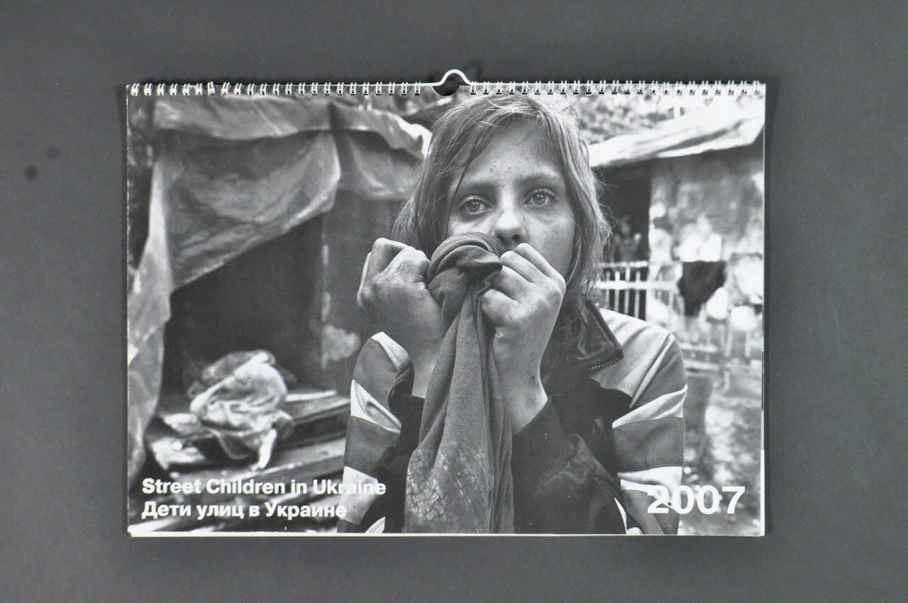 Aids Foundation East-West (Afew) Et Unicef calendrier "Street children in Ukraine" (Enfants de le rue en Ukraine) Fédération de Russie 2006 2008.68.3 Photo Mucem