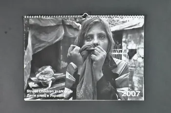 Aids Foundation East-West (Afew) Et Unicef calendrier "Street children in Ukraine" (Enfants de le rue en Ukraine) Fédération de Russie 2006 2008.68.3  Photo Mucem