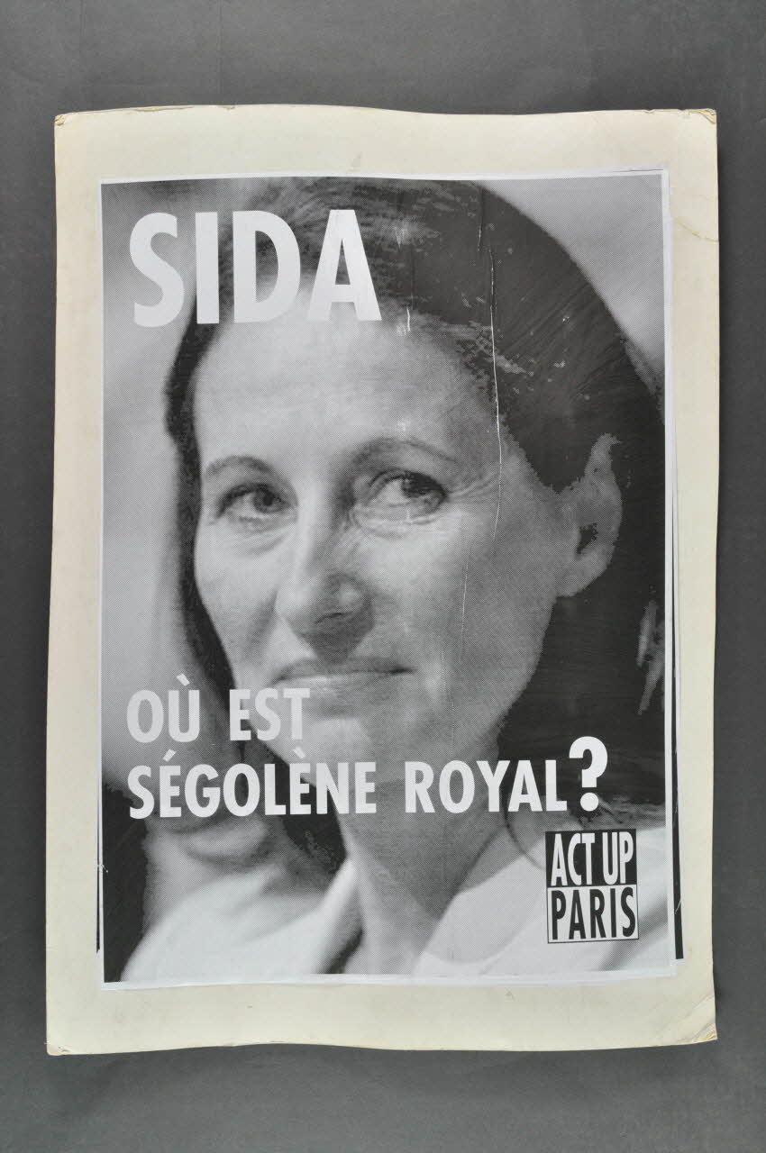 Act Up-Paris pancarte "Sida. Où est Ségolène Royal ? / Ségolène Royal légalisera-t-elle les drogues ?" Île-de-France, France 2007 2008.9.15 Photo Mucem