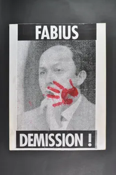 Act Up-Paris Pancarte double face "Fabius Démission ! / Fabius Haute Cour !" Île-de-France, France 1997 2008.9.26 Photo Mucem