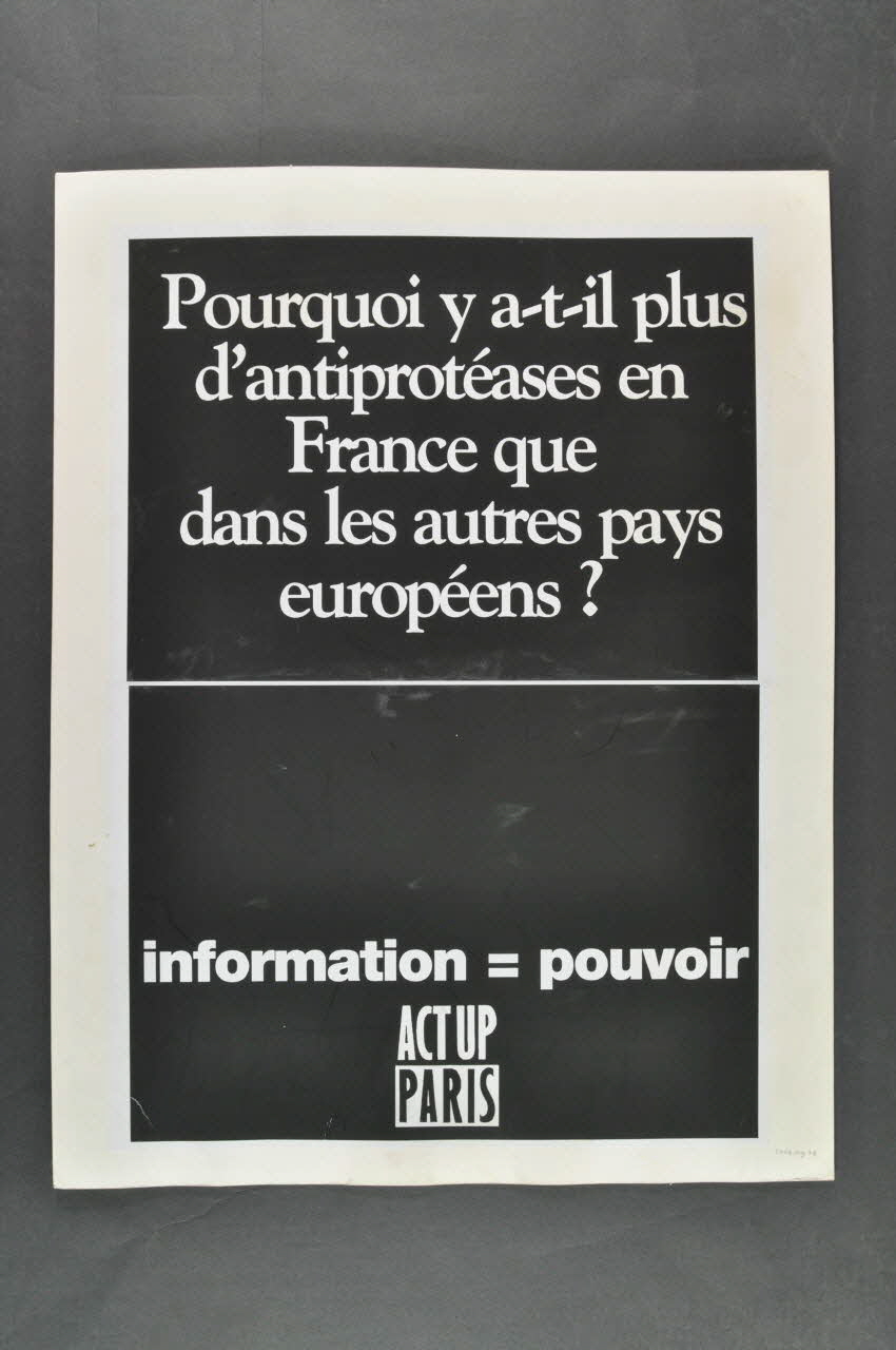 Act Up-Paris pancarte "Pourquoi y a-t-il plus d'antiprotéases en France que dans d'autres pays européens ?  / Information = pouvoir". Île-de-France, France 1997 2008.9.28 Photo Mucem