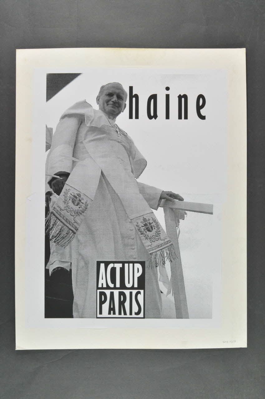 Act Up-Paris pancarte "Haine" (photo du pape) Île-de-France, France 1997 2008.9.33 Photo Mucem
