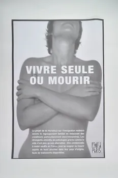 Act Up-Paris affiche "Vivre seule ou mourir (femme). Le projet de loi Hortefeux sur l'immigration restreint encore le regroupement familial en instaurant des conditions particulièrement discriminatoires. Les étrangèrEs atteintEs de pathologies graves comme le sida n'ont plus qu'une alternative : être condamnéEs à rester seulEs en France pour se soigner ou mourir auprès de leurs proches dans leur pays d'origine, faute de traitements disponibles." Île-de-France, France 2007 2008.9.34 Photo Mucem