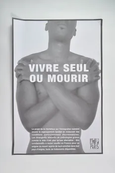 Act Up-Paris affiche "Vivre seul ou mourir (homme). Le projet de loi Hortefeux sur l'immigration restreint encore le regroupement familial en instaurant des conditions particulièrement discriminatoires. Les étrangèrEs atteintEs de pathologies graves comme le sida n'ont plus qu'une alternative : être condamnéEs à rester seulEs en France pour se soigner ou mourir auprès de leurs proches dans leur pays d'origine, faute de traitements disponibles." Île-de-France, France 2007 2008.9.35 Photo Mucem