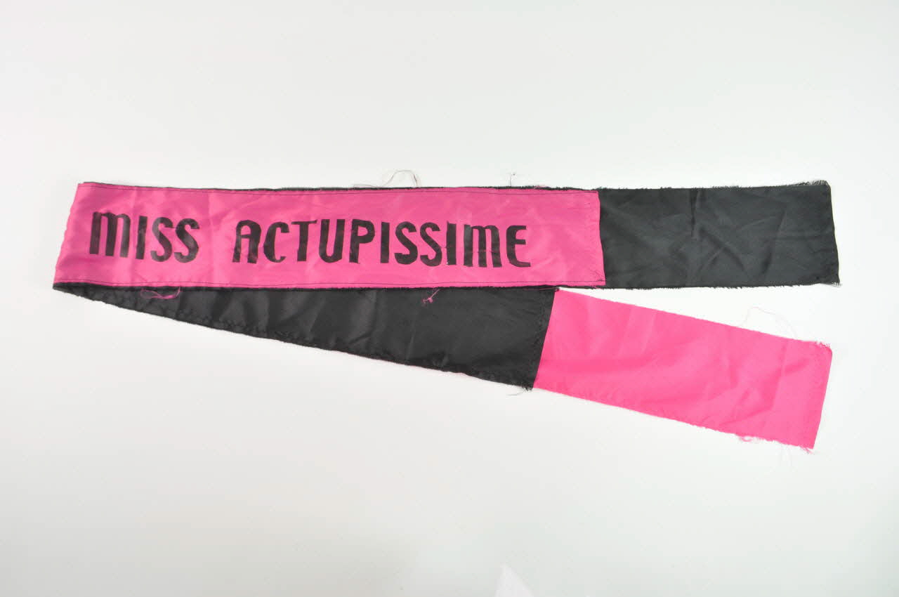 Echarpe écharpe rose et noire : Miss Actupissime 2008.9.37 Photo Mucem