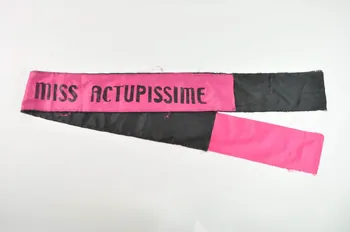 Echarpe écharpe rose et noire : Miss Actupissime 2008.9.37  Photo Mucem