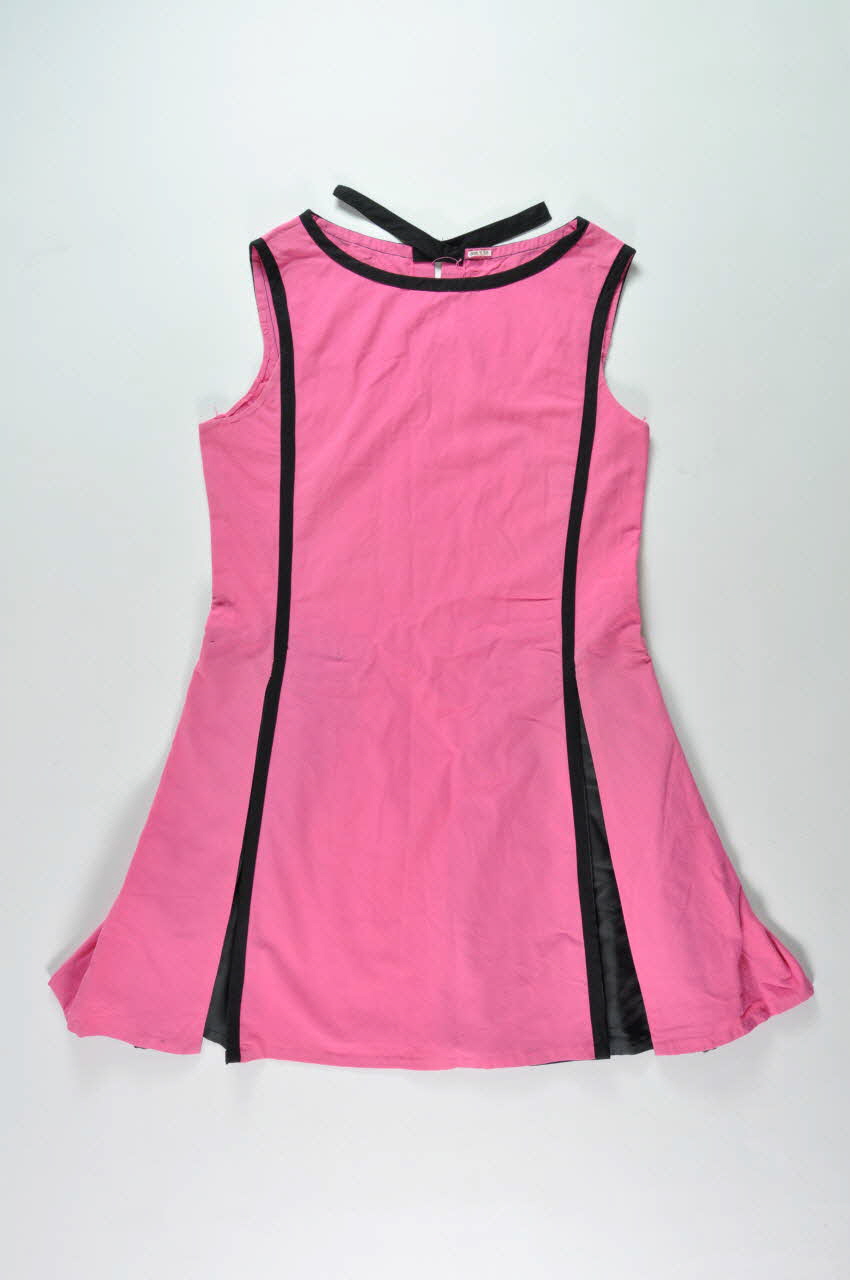 Act Up-Paris robe mariage symbolique de deux femmes à Notre Dame de Paris : robe rose de l'officiant Île-de-France, France 2005/6/5 2008.9.38 Photo Mucem