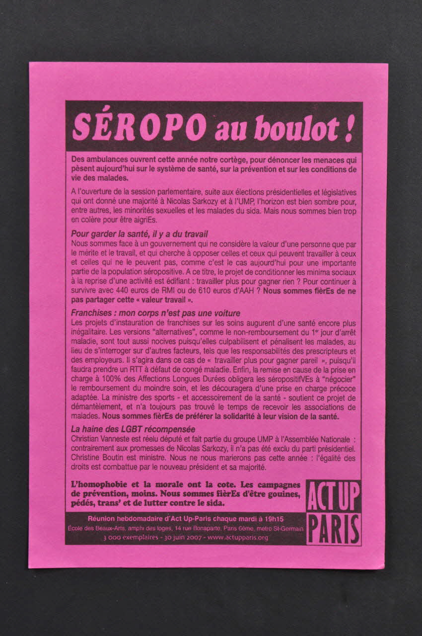 Act Up-Paris tract "Séropo au boulot ! / Des ambulances ouvrent cette année notre cortège, pour dénoncer les menaces qui pèsent aujourd'hui sur le système de santé, sur la prévention et sur les conditions de vie des malades." Île-de-France, France 2007/6/30 2008.9.72 Photo Mucem