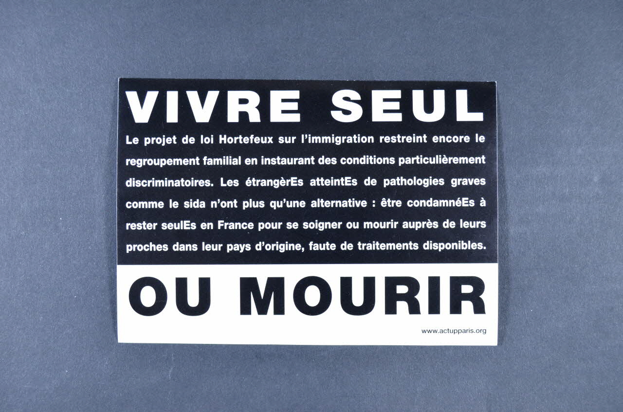 Act Up-Paris autocollant "Vivre seul ou mourir." France 2007 2008.9.73  Photo Mucem