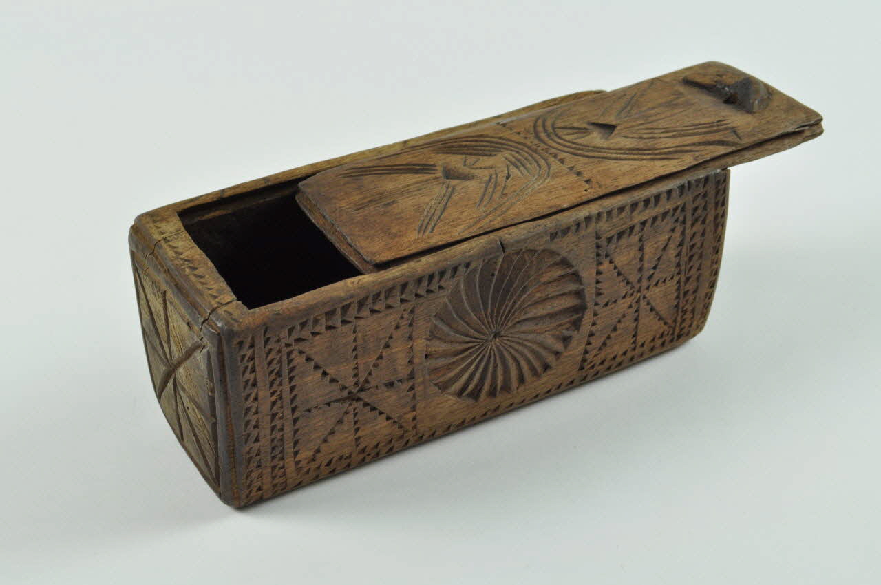 boîte à bijoux Auvergne, France 1884 1884.1.42.1-2 Photo Mucem