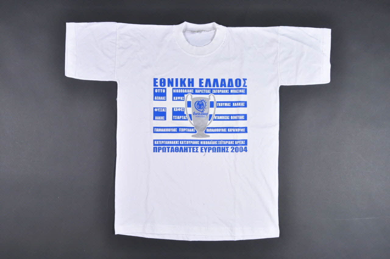 tee-shirt Tee-shirt du championnat d'Europe de football au Portugal 2004 2012.25.2.2  Photo Mucem