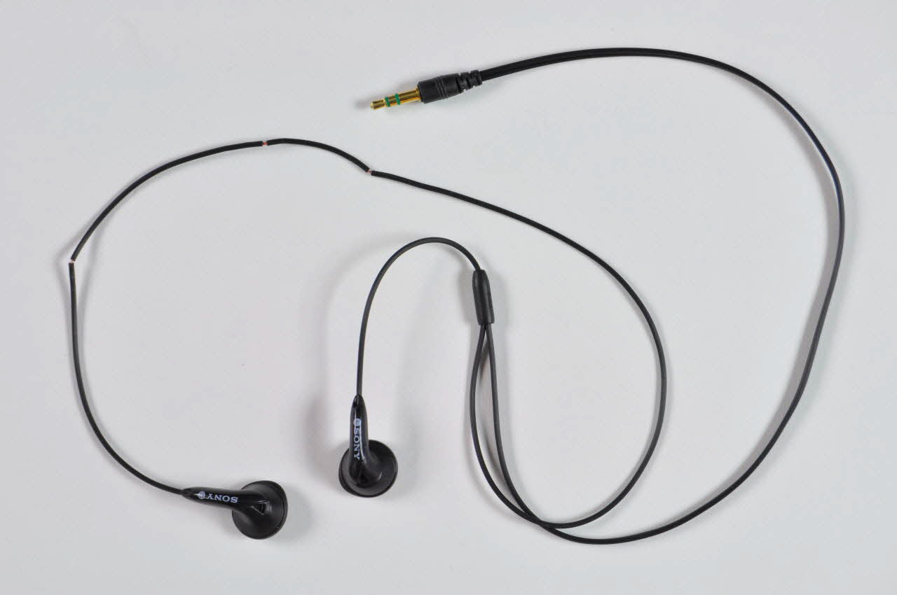 Sony casque Ecouteurs 2004 2012.25.3.7.3 Photo Mucem