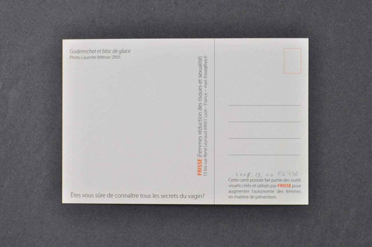 carte postale "Godemichet et bloc de glace". Photo Laurette Wittner (pour genre) France 2005 2007.13.10  Photo Mucem