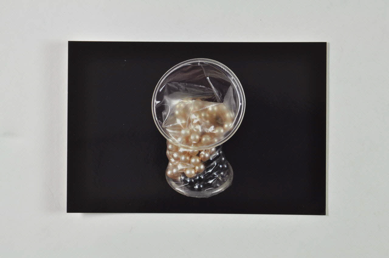 carte postale "Femidon et perles ". Photo Laurette Wittner (pour genre) Rhône-Alpes, France 2005 2007.13.18 Photo Mucem