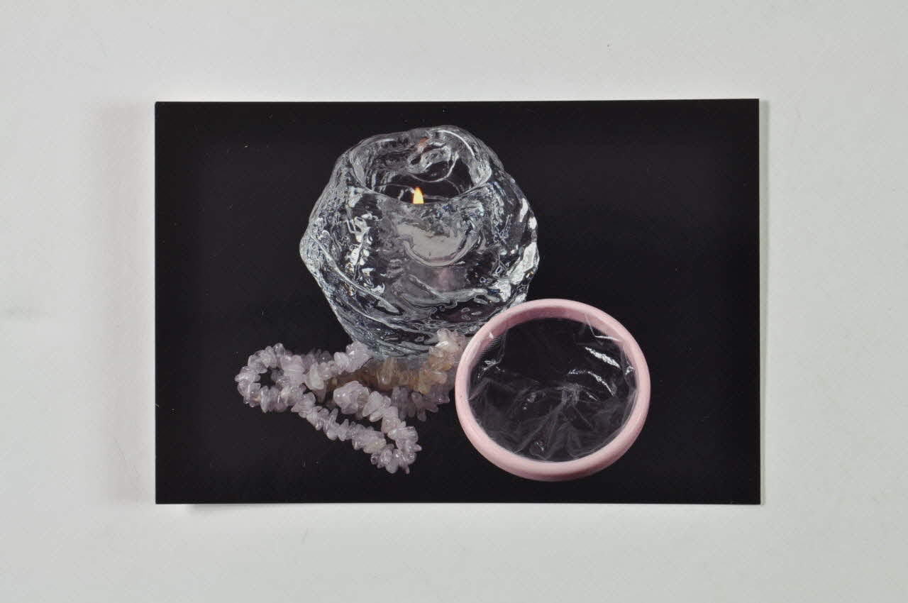 carte postale "Cueille règles, photophore et collier ". Photo Laurette Wittner (pour genre) Rhône-Alpes, France 2005 2007.13.19 Photo Mucem