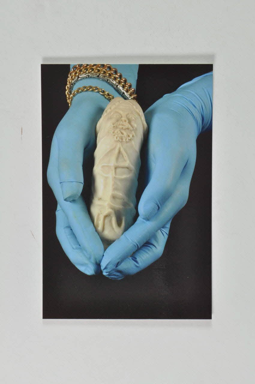 carte postale "Gant, godemichet et bracelets ". Photo Laurette Wittner (pour genre) Rhône-Alpes, France 2005 2007.13.20 Photo Mucem