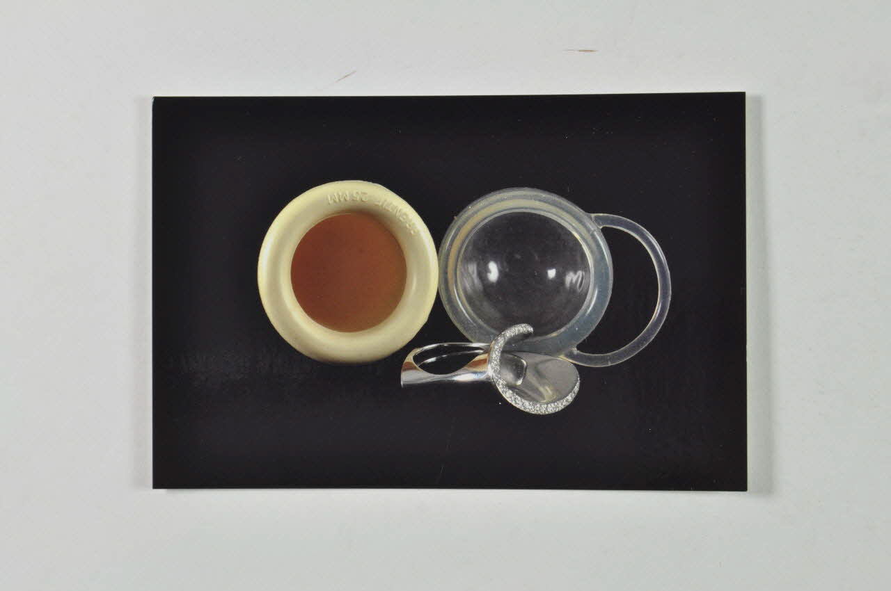 carte postale "Cape cervicale et bague ". Photo Laurette Wittner (pour genre) Rhône-Alpes, France 2005 2007.13.21 Photo Mucem