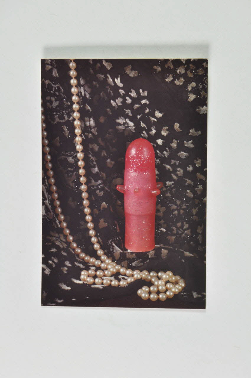 carte postale "Vibromasseur et perles". Photo Laurette Wittner (pour genre) Rhône-Alpes, France 2005 2007.13.25 Photo Mucem