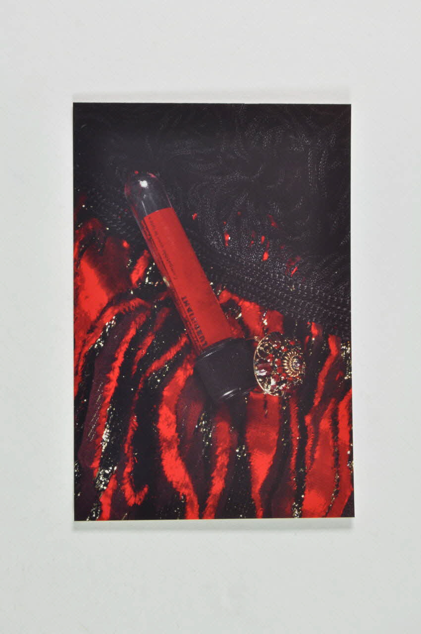 carte postale "Lubrifiant, bague et soie". Photo Laurette Wittner (pour genre) Rhône-Alpes, France 2005 2007.13.26 Photo Mucem