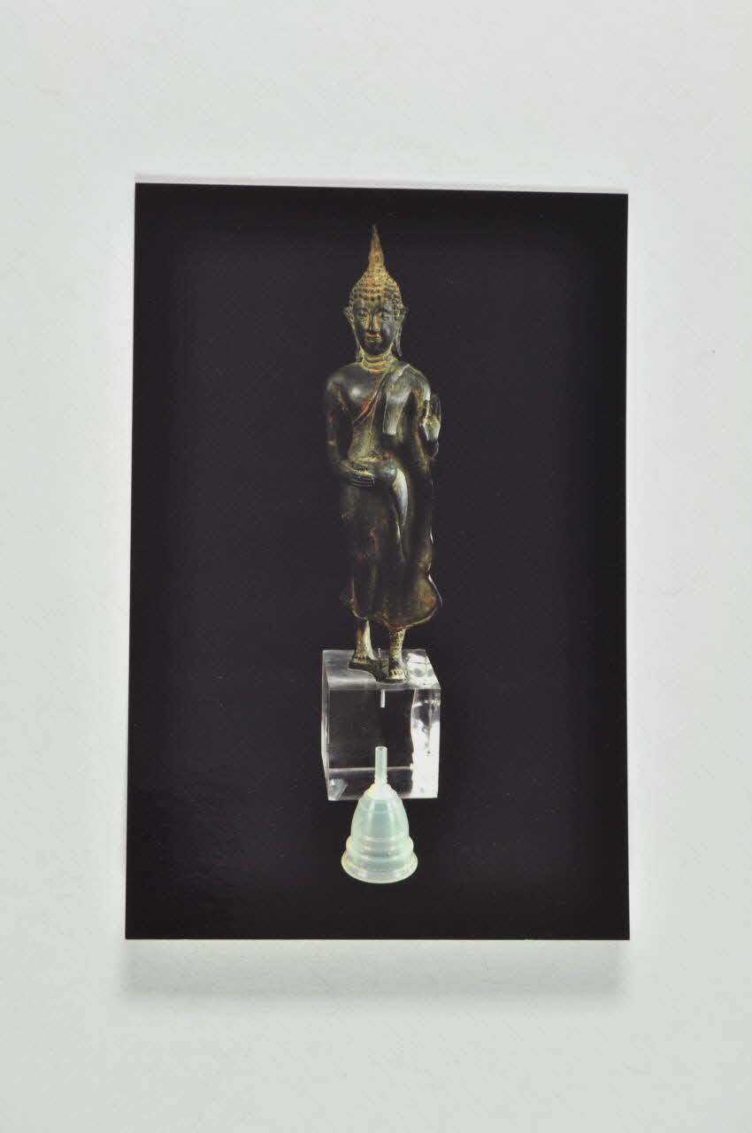 carte postale "Cueille règles et statue". Photo Laurette Wittner (pour genre) Rhône-Alpes, France 2005 2007.13.30 Photo Mucem