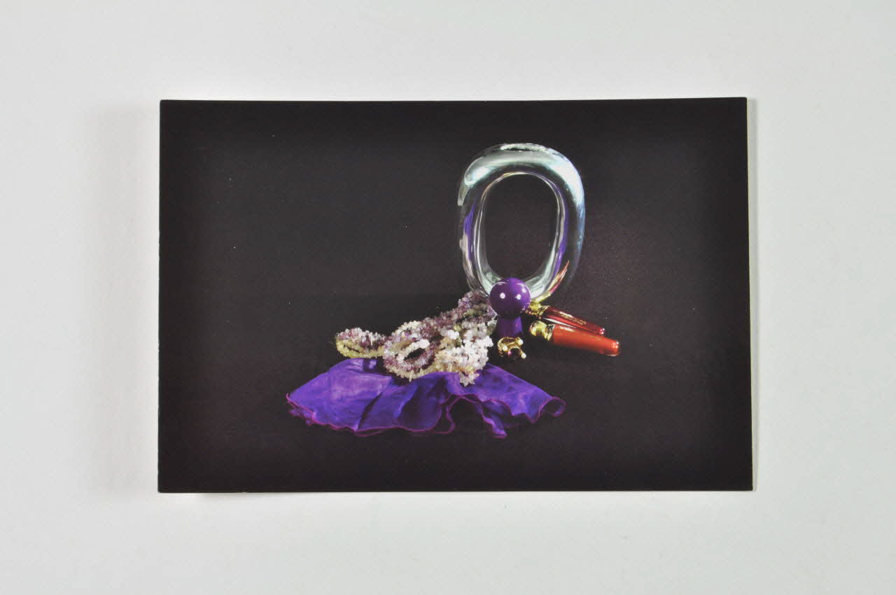 carte postale "Poire à seins, vase, colliers, rouge à lèvre". Photo Laurette Wittner (pour genre) Rhône-Alpes, France 2005 2007.13.33 Photo Mucem