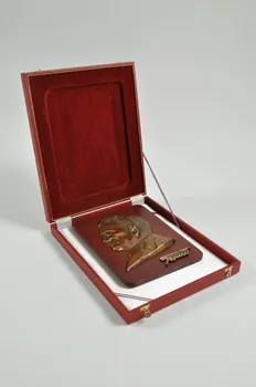 MEDAILLE Médaille dans son écrin Yougoslavie 1945 2007.146.1.1-2 Photo Mucem
