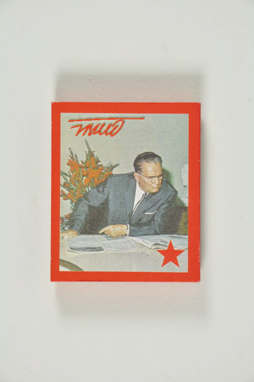 aimant Aimant à l'effigie du Maréchal Tito lisant le journal 2007.156.2.1 Photo Mucem