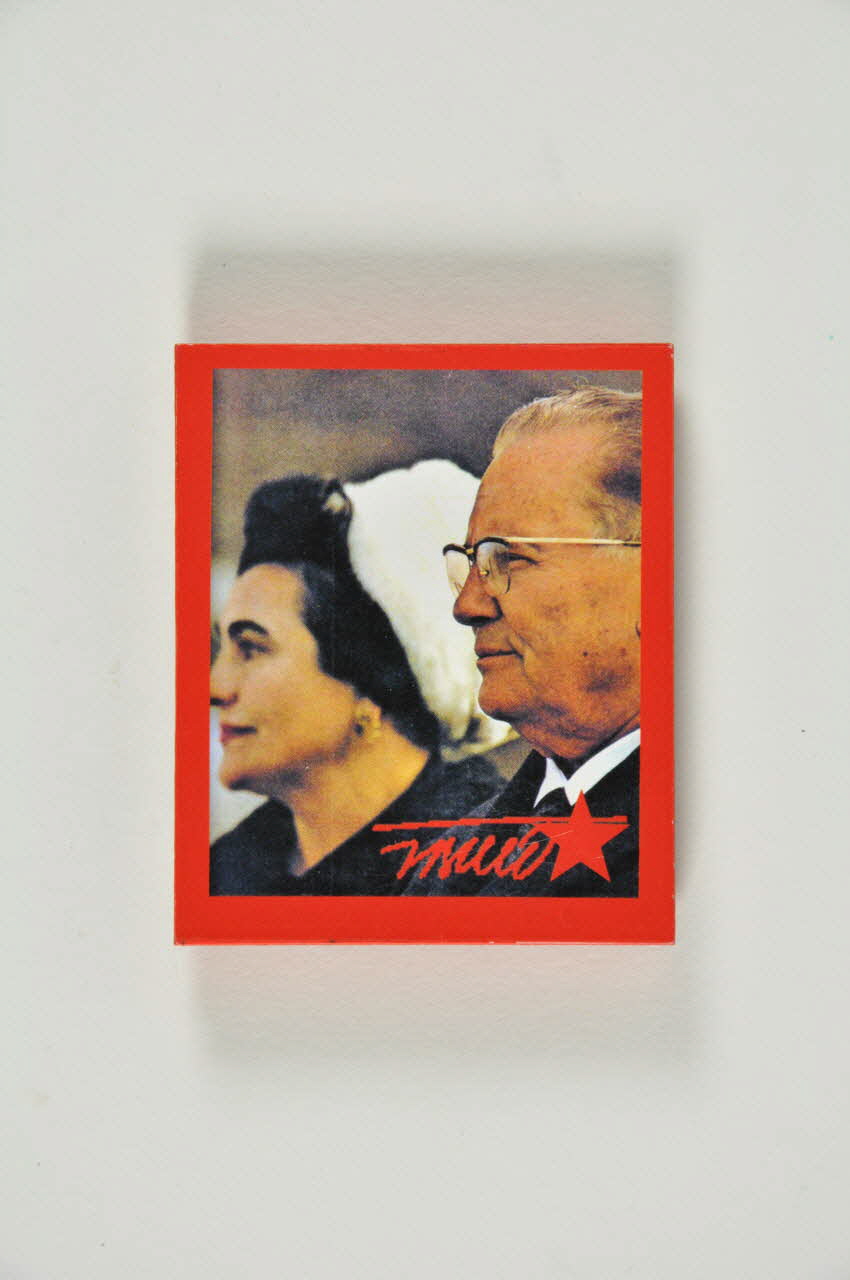 aimant Aimant à l'effigie du maréchal Tito accompagné de son épouse 2007.156.2.4 Photo Mucem