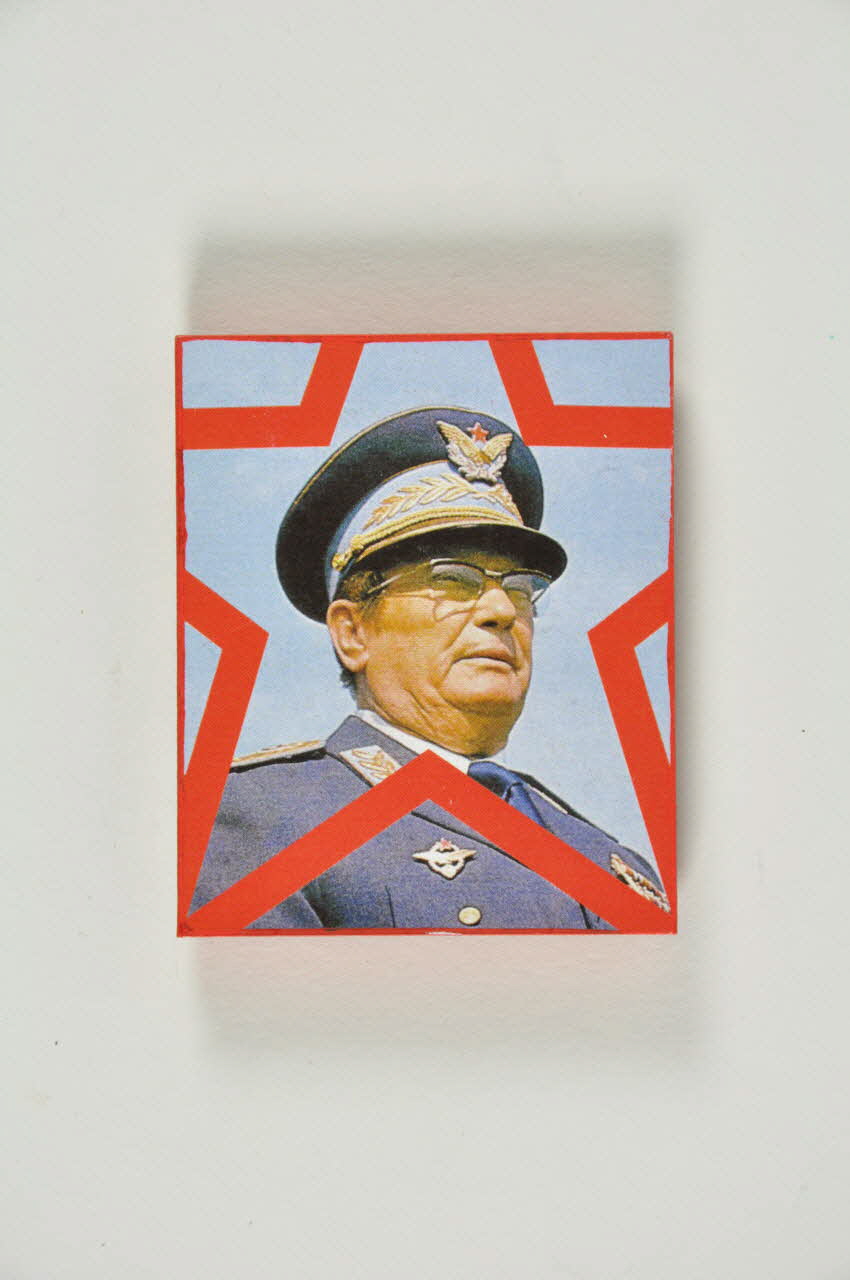 aimant Aimant à l'effigie du Maréchal Tito en uniforme militaire 2007.156.2.8 Photo Mucem