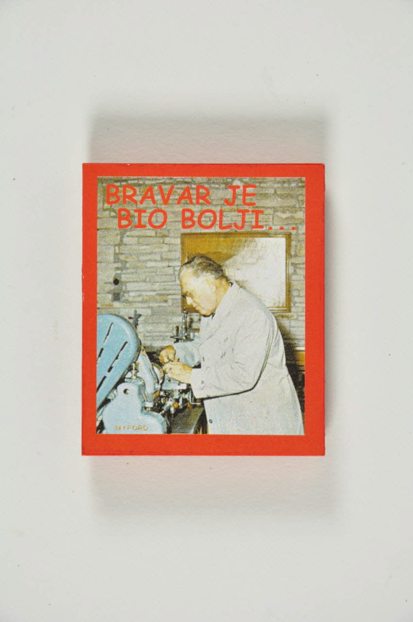 aimant Aimant à l'effigie du Maréchal Tito travaillant sur une machine 2007.156.2.9 Photo Mucem