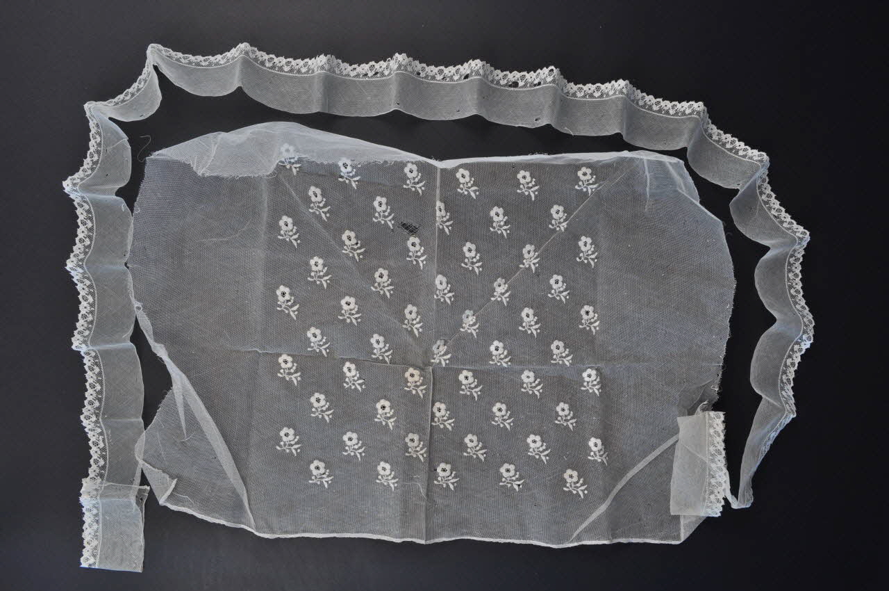 coiffe de fête Caillon 1955.75.714 Photo Mucem