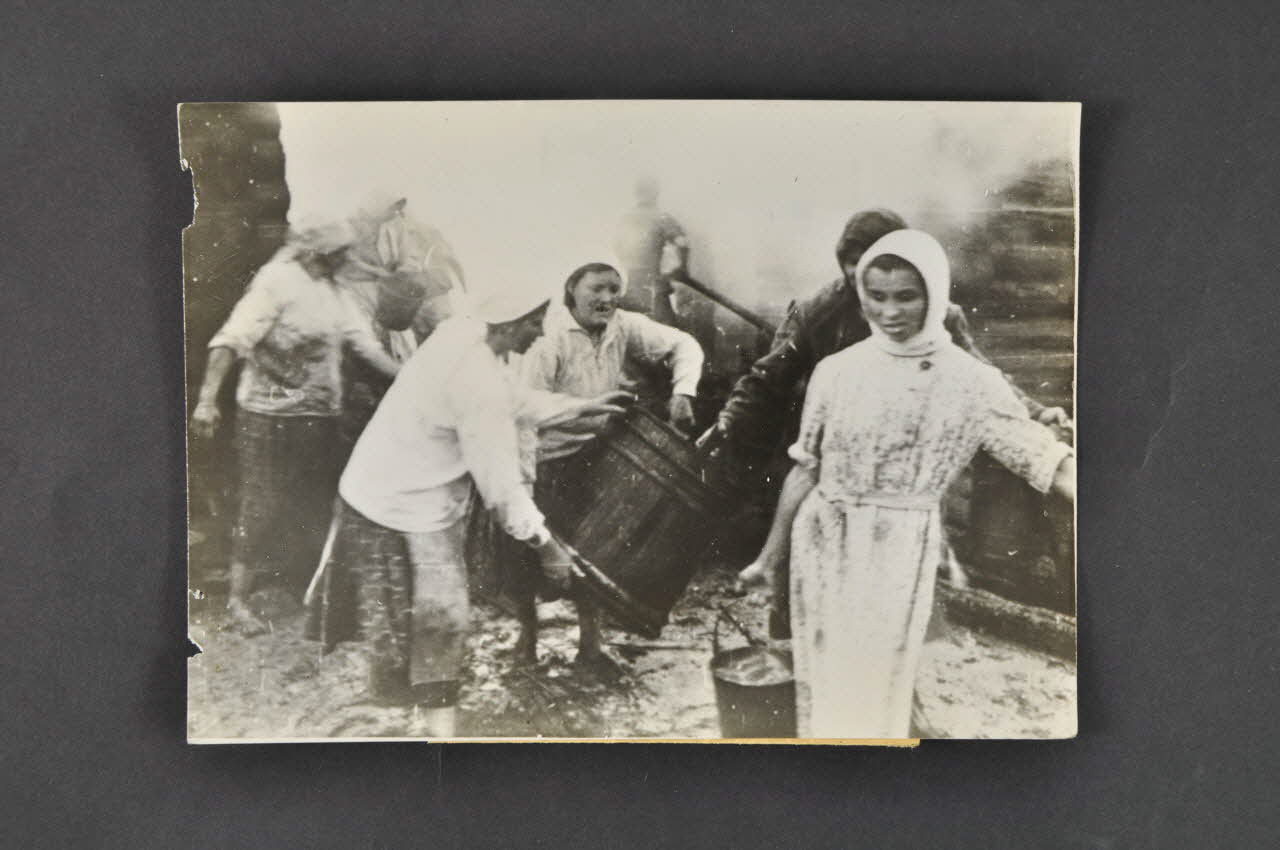 photographie Femmes essayant d'éteindre un incendie, bataille de Smolensk, 5 août 1941 Russie 1941 2007.157.17.25 Photo Mucem