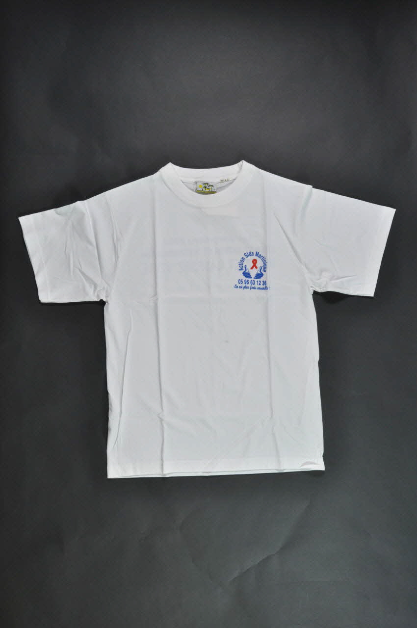 Action Sida Martinique Tee shirt 1er décembre 2002. Stigmatisation et discrimination. Vivez et laissez vivre France 2002 2007.16.4  Photo Mucem