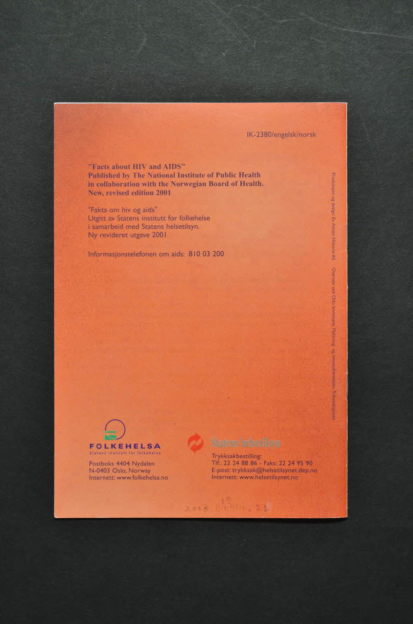 BROCHURE "Facts about HIV and AIDS" (Faits sur le VIH et le sida) en anglais et en norvégien 2007.19.22 Photo Mucem
