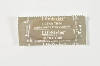 All-Ukrainian Network Of People Living With HIV/AIDS Préservatif "LifeStyles" Ultra Thin (Ultra fin) Ukraine 2005 2007.26.23 Photo Mucem