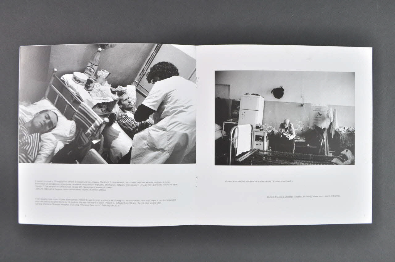 BROCHURE catalogue d'exposition photographique : "Not Turning Away" (Ne pas se retourner) (en anglais et en ukrainien) Ukraine 2005 2007.26.27 Photo Mucem