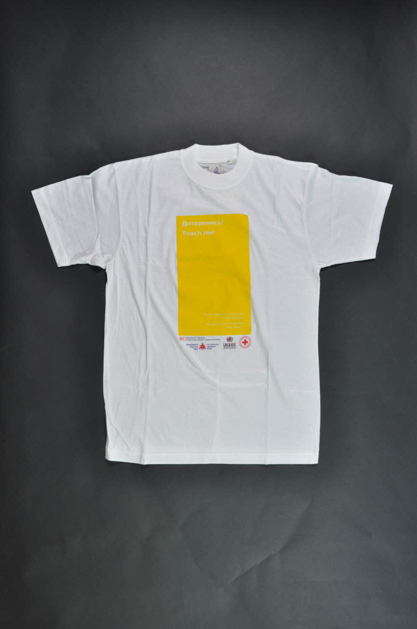 All Ukrainian Network Of Plwh Et Red Cross tee-shirt Ukraine 2005 2007.26.31 Photo Mucem