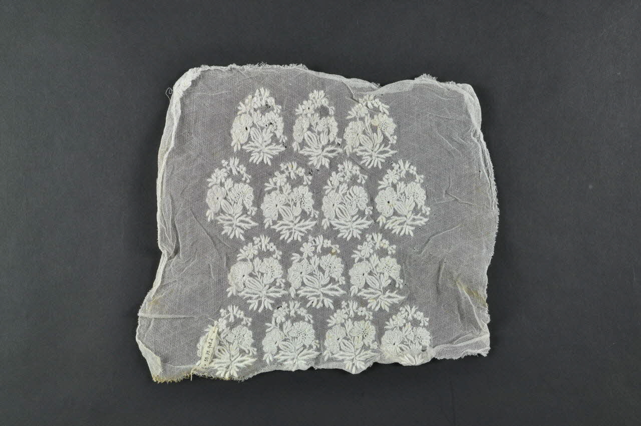 coiffe de fête Carasse 1955.75.908.1 Photo Mucem