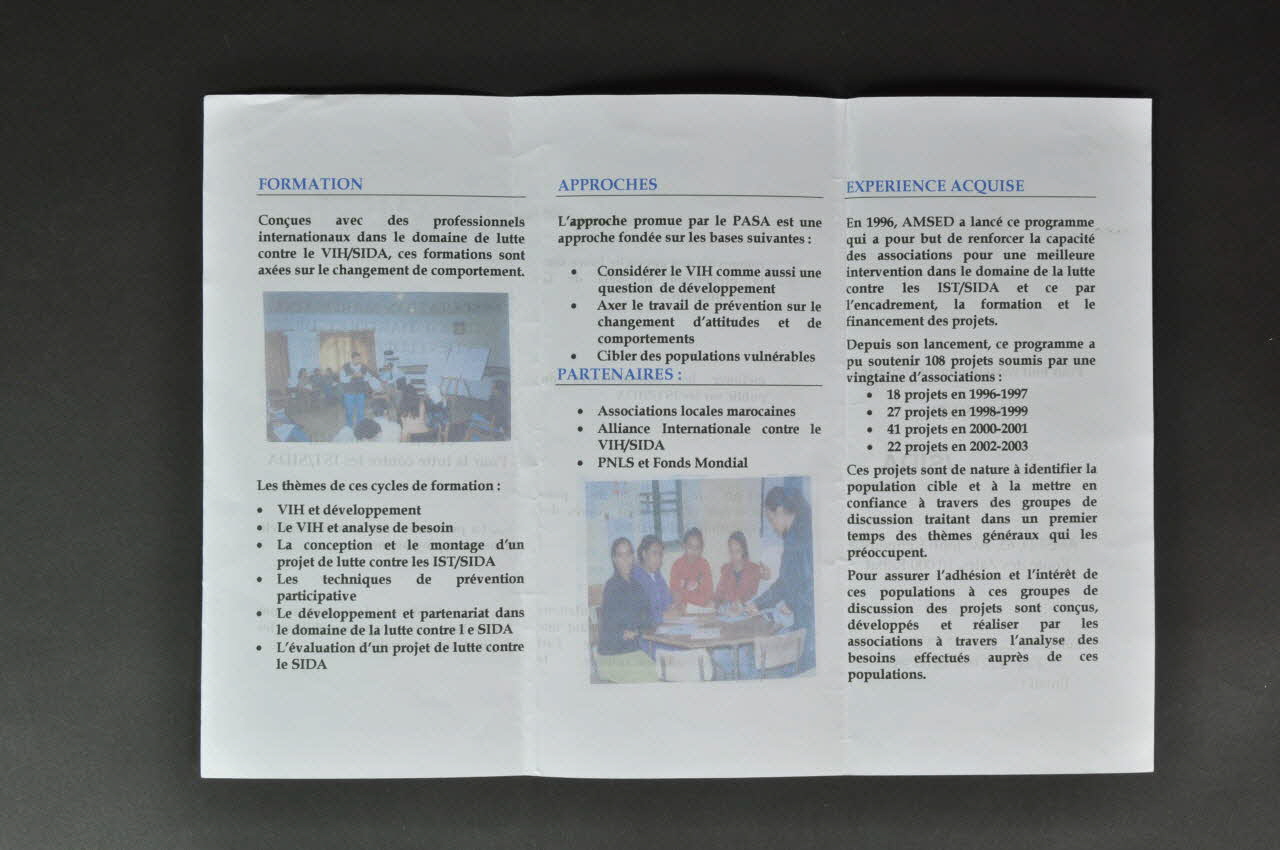 Amsed Dépliant "Association marocaine de solidarité et de développement. Programme d'appui au secteur associatif pour la lutte contre les IST/Sida" Maroc 2004 2007.37.1 Photo Mucem