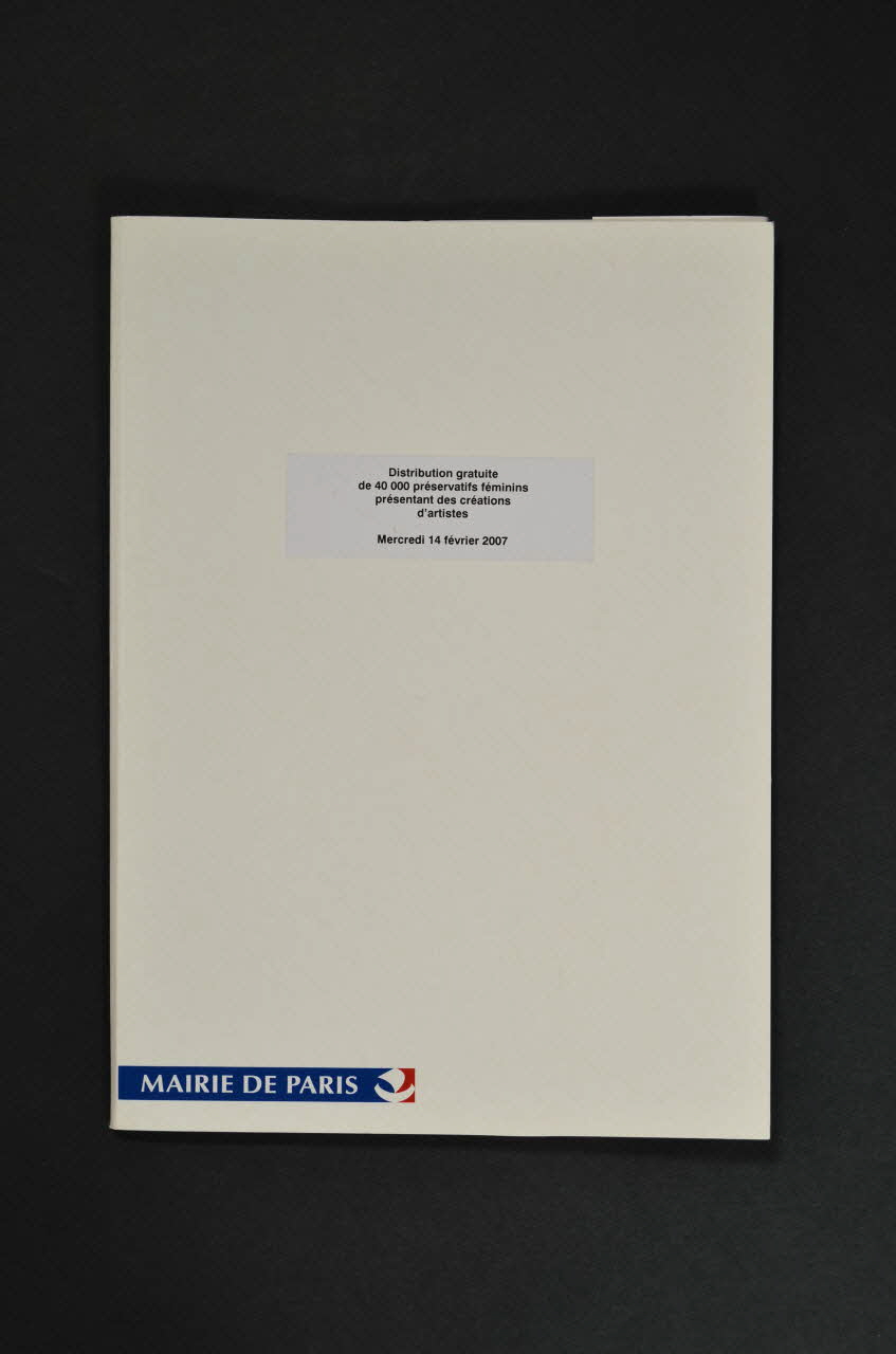 Sida Info Service / Mairie de Paris pochette Distribution gratuite de 40.000 préservatifs féminins présentant des créations d'artistes, mercredi 14 février 2007 France 2007/2 2007.39.1.1  Photo Mucem