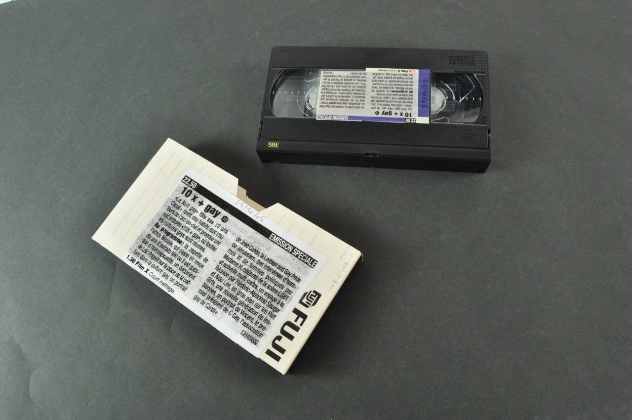 Canal + cassette vidéo "10x + gay" France 2005/10/21 2007.66.2.1-2 Photo Mucem