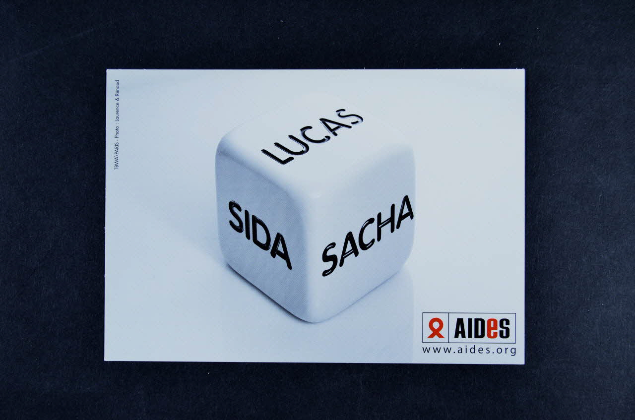 AIDES carte postale Dé avec Lucas Sacha Sida France 2004 2007.67.1 Photo Mucem