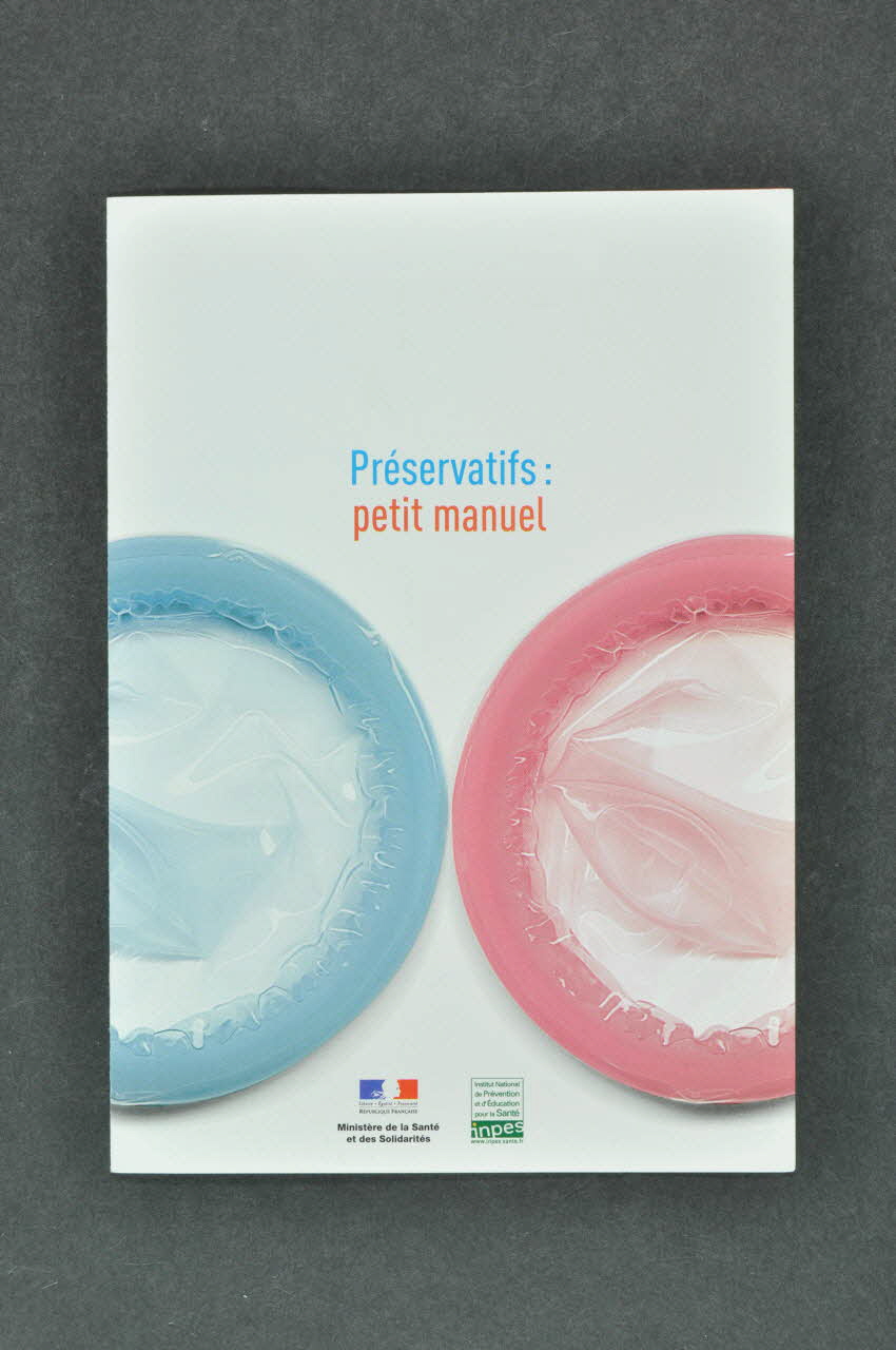 Institut National de Prévention et d'Education pour la Santé (INPES) Dépliant "Préservatifs : petit manuel" France 2006/7 2007.77.105 Photo Mucem