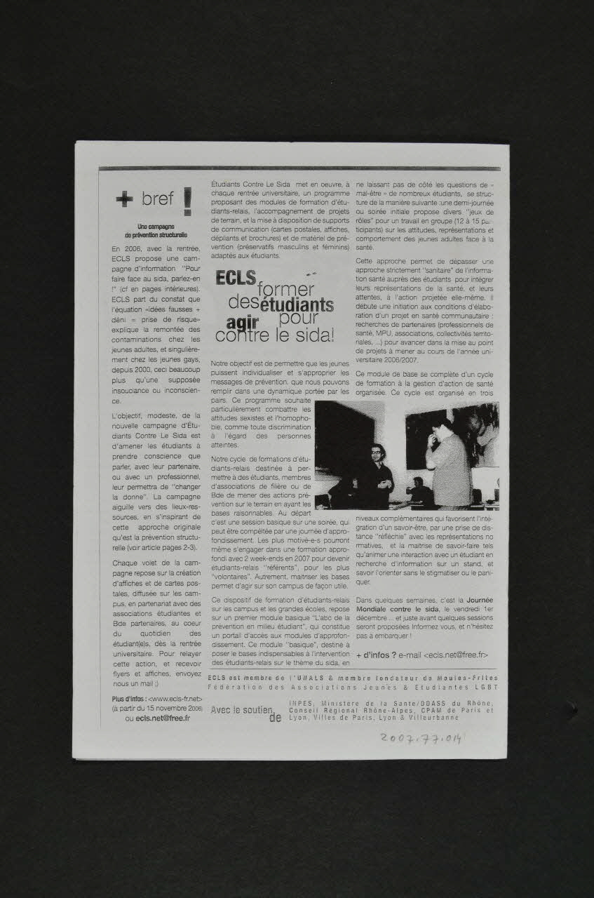 Etudiants Contre Le Sida (ECLS) Dépliant Préservatif et ruban rouge. Bulletin de liaison d'Etudiants contre le sida Rhône-Alpes, France 2006/10 2007.77.14 Photo Mucem