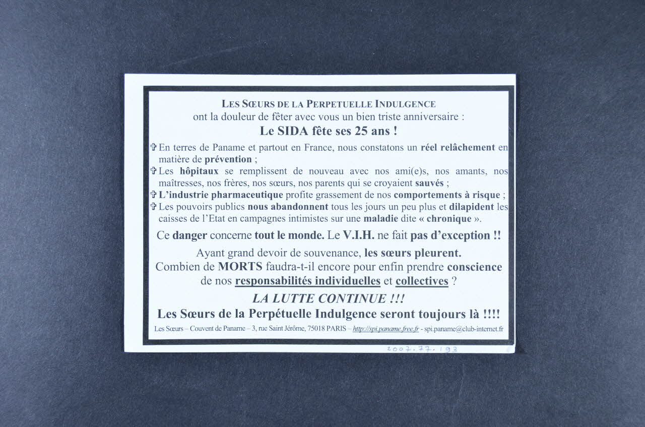 Soeurs de la Perpétuelle Indulgence - Couvent de Paname flyer "Les soeurs de la perpétuelle Indulgence ont la douleur de fêter avec vous un bien triste anniversaire : le sida fête ses 25 ans !" France 2006 2007.77.193 Photo Mucem