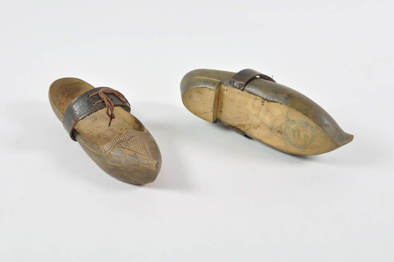 sabot de femme 1938.112.4.1-2 Photo Mucem