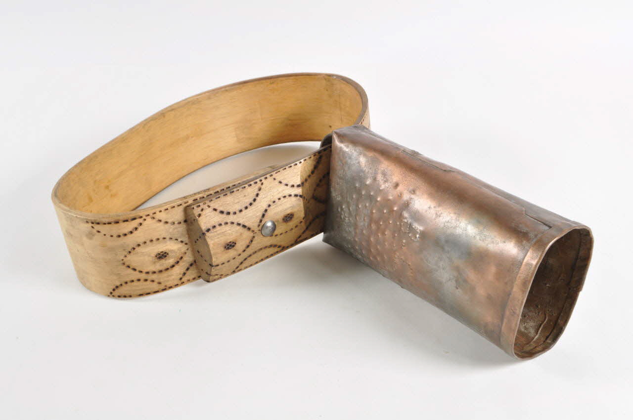 CLOCHE ET COLLIER 1942.29.1.1-2 Photo Mucem